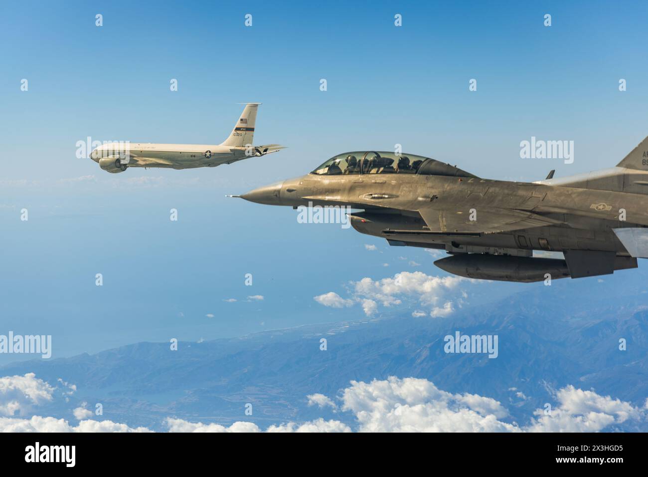 Edwards Air Force base, Stati Uniti. 7 novembre 2023. Un F-16D Fighting Falcon multirole Fighting Falcon della United States Air Force con gli Skulls del 416th Flight test Squadron vola a fianco di un aereo di rifornimento KC-135 Stratotanker sopra la Edwards Air Force base, 7 novembre 2023 a Palmdale, California. Credito: Bryce Bennett/U.S. Air Force/Alamy Live News Foto Stock