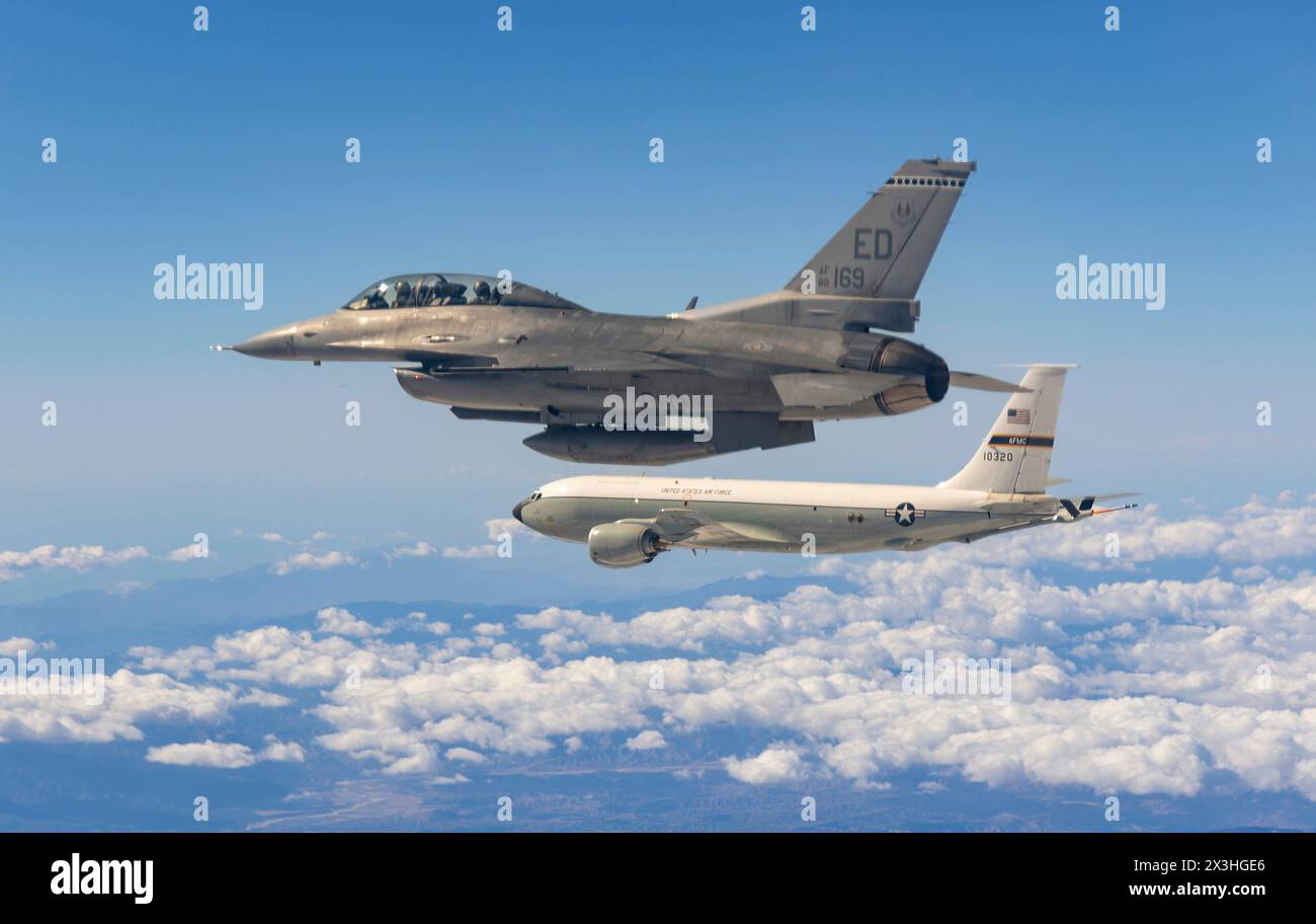 Edwards Air Force base, Stati Uniti. 7 novembre 2023. Un F-16D Fighting Falcon multirole Fighting Falcon della United States Air Force con gli Skulls del 416th Flight test Squadron vola a fianco di un aereo di rifornimento KC-135 Stratotanker sopra la Edwards Air Force base, 7 novembre 2023 a Palmdale, California. Credito: Bryce Bennett/U.S. Air Force/Alamy Live News Foto Stock