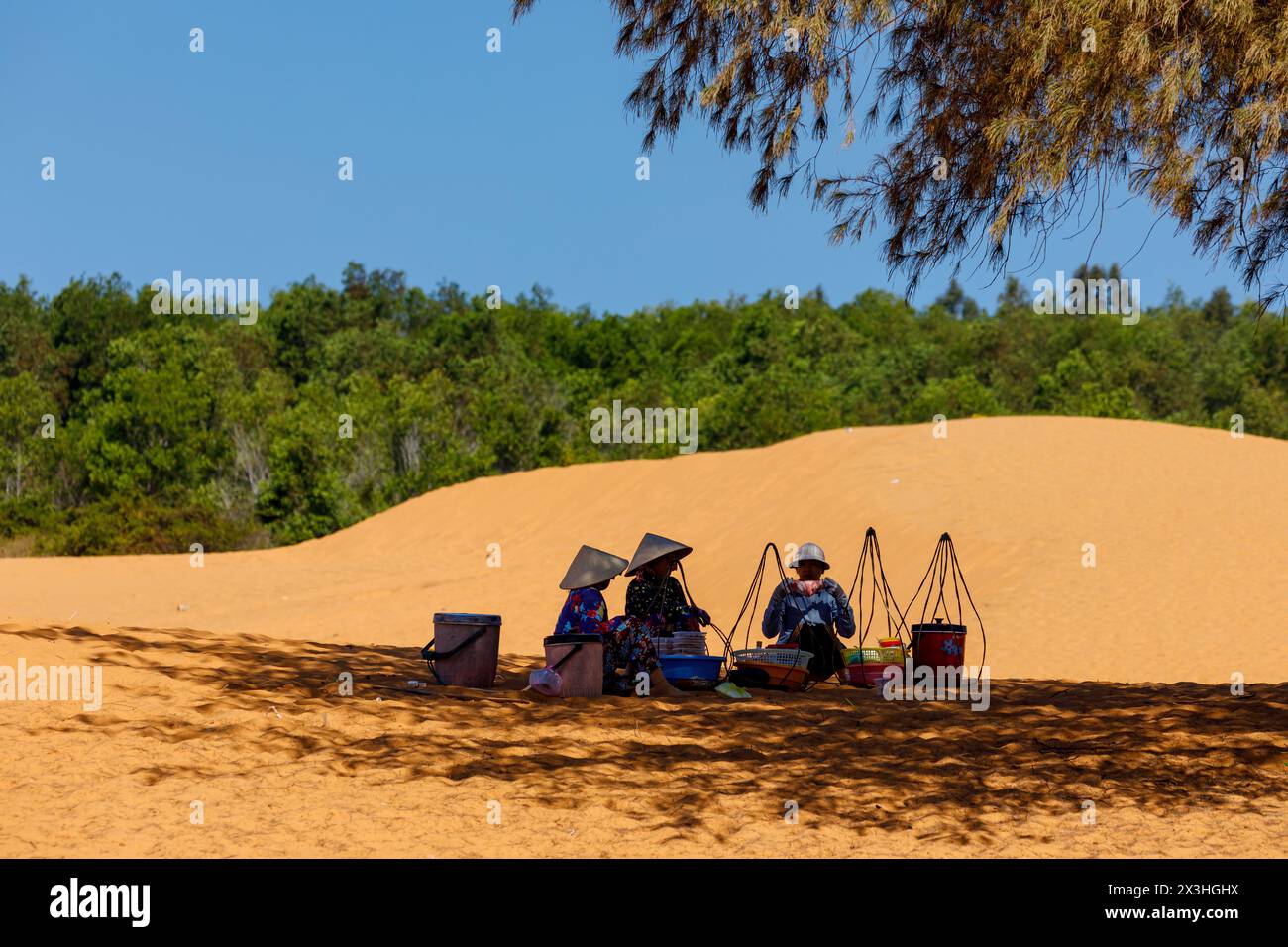 Gente nella Duna Rossa di Mui ne in Vietnam Foto Stock