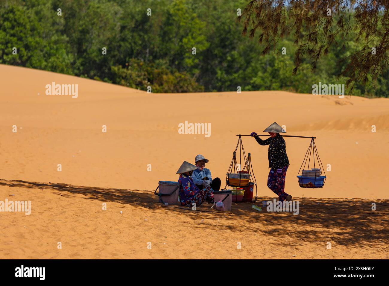 Gente nella Duna Rossa di Mui ne in Vietnam Foto Stock