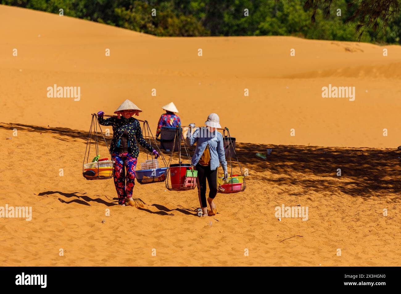Gente nella Duna Rossa di Mui ne in Vietnam Foto Stock
