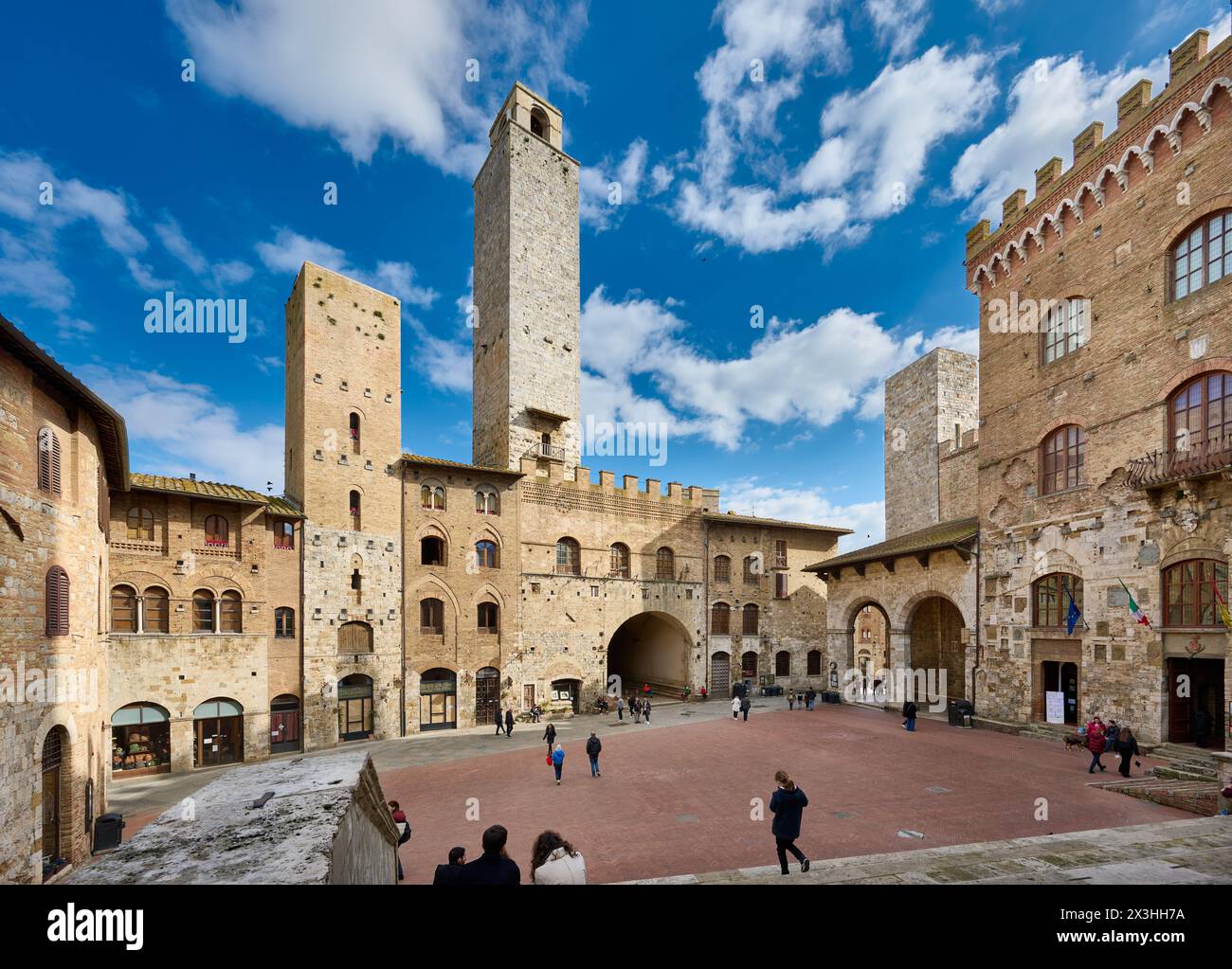 Piazza Duomo nella città medievale di San Gimignano, Toscana, Italia Foto Stock