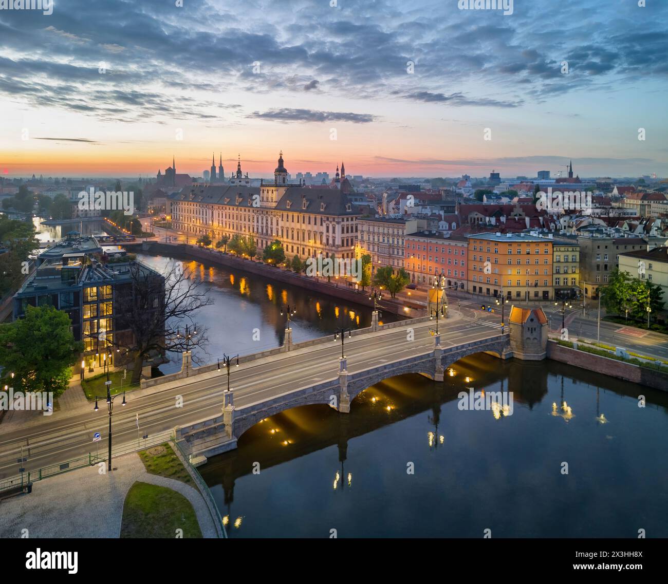 Veduta aerea della maggior parte dei Pomorski (Ponte della Pomerania), ristrutturati, sorge a Breslavia, Polonia Foto Stock