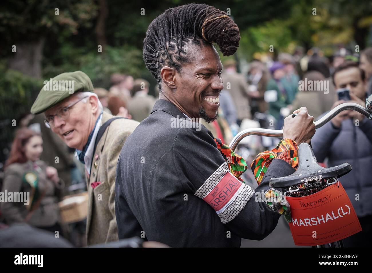 Londra, Regno Unito. 27 aprile 2024. I partecipanti vestiti impeccabilmente si uniscono alla Tweed Run. Attualmente al suo quindicesimo anno, la Tweed Run di Londra è un giro in bicicletta metropolitano attraverso la città con i partecipanti che indossano le loro migliori tweeds e brogues d'epoca che cavalcano cicli d'epoca. Crediti: Guy Corbishley/Alamy Live News Foto Stock