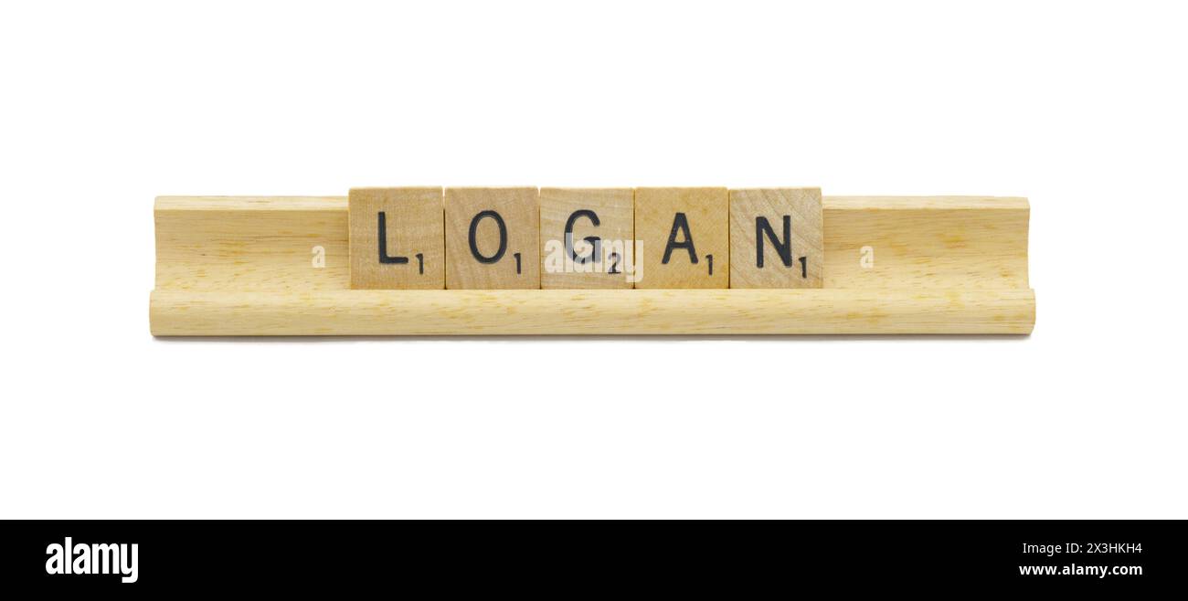 Miami, Florida 4-18-24 famoso bambino nome di LOGAN realizzato con piastrelle di legno quadrate lettere dell'alfabeto inglese con colore naturale e venatura su un legno ra Foto Stock