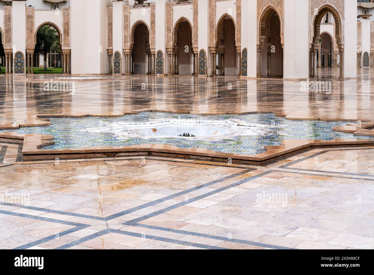Casablanca, Marocco - 25 marzo 2024: Vista della famosa seconda moschea di Hassan durante una giornata di pioggia Foto Stock