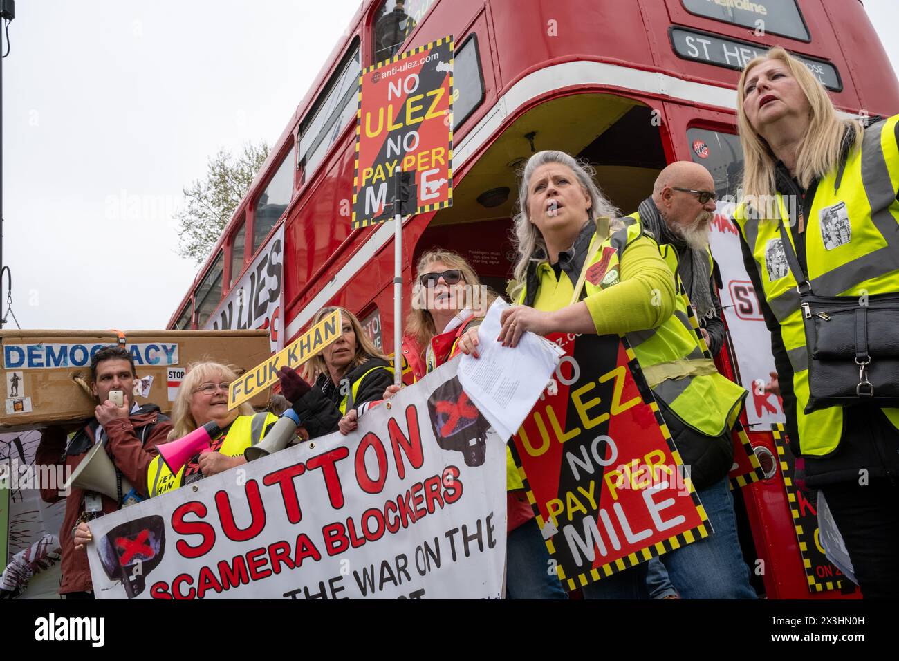 Londra, Regno Unito, 27 aprile 2024. A meno di una settimana dalle elezioni del Mayoral di Londra si tiene una manifestazione anti-ULEZ a Trafalgar Square a Londra. I manifestanti ritengono l'attuale sindaco Sadiq Khan responsabile dell'introduzione della controversa zona a bassissima emissione. Il sistema ULEZ addebita automaticamente £ 12,50 a qualsiasi veicolo classificato come inquinante e che guida all'interno dell'autostrada M25. Il mancato pagamento dell'addebito può comportare multe che vanno da £90 a £250. Foto Stock