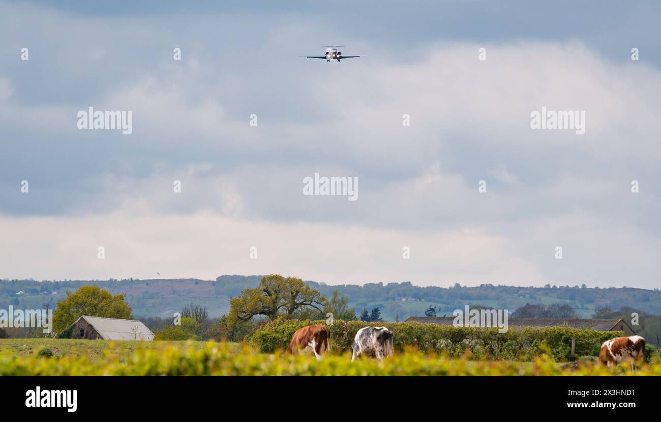 Hawarden, Flintshire, Regno Unito, sabato 27 aprile 2024; un Bombardier Global 6000, registrazione 9H-VJH, atterra all'aeroporto di Hawarden, Flintshire, Regno Unito, dall'aeroporto internazionale di Los Angeles (LAX) portando uno dei co-presidenti di Wrexham AFC, Rob McElhenney, in vista dell'ultima partita di Wrexham AFC della stagione di calcio 2023-24 League 2 contro Stockport County, al Racecourse Ground, Wrexham. Credit JTW Aviation Images / JTW Equine Images / Alamy Live News. Foto Stock