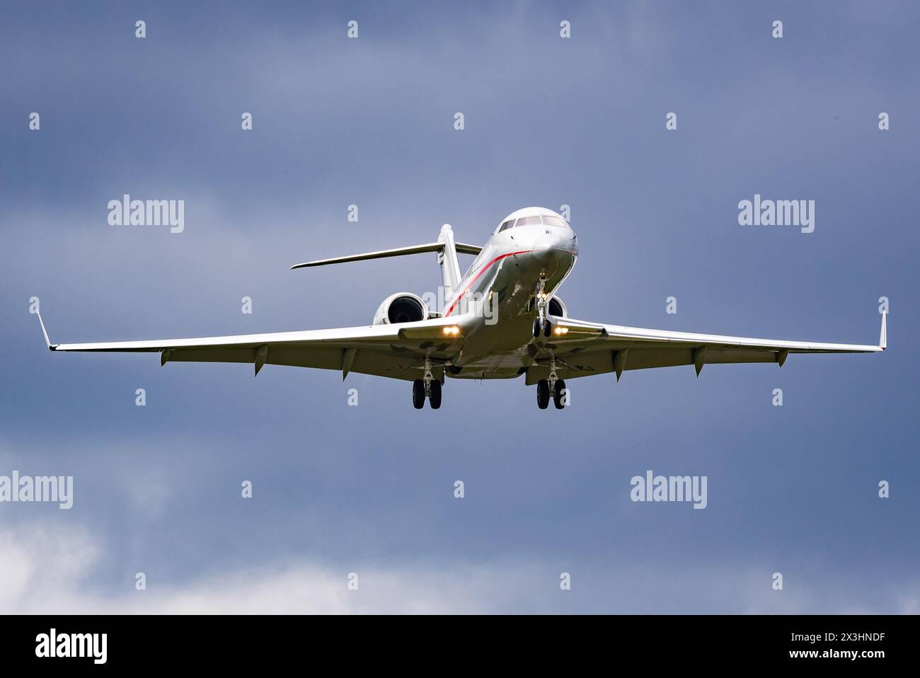 Hawarden, Flintshire, Regno Unito, sabato 27 aprile 2024; un Bombardier Global 6000, registrazione 9H-VJH, atterra all'aeroporto di Hawarden, Flintshire, Regno Unito, dall'aeroporto internazionale di Los Angeles (LAX) portando uno dei co-presidenti di Wrexham AFC, Rob McElhenney, in vista dell'ultima partita di Wrexham AFC della stagione di calcio 2023-24 League 2 contro Stockport County, al Racecourse Ground, Wrexham. Credit JTW Aviation Images / JTW Equine Images / Alamy Live News. Foto Stock