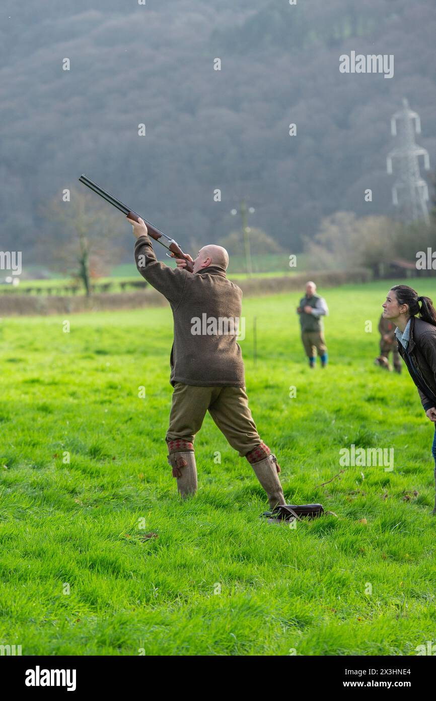 uomo e donna che sparano ai fagiani Foto Stock