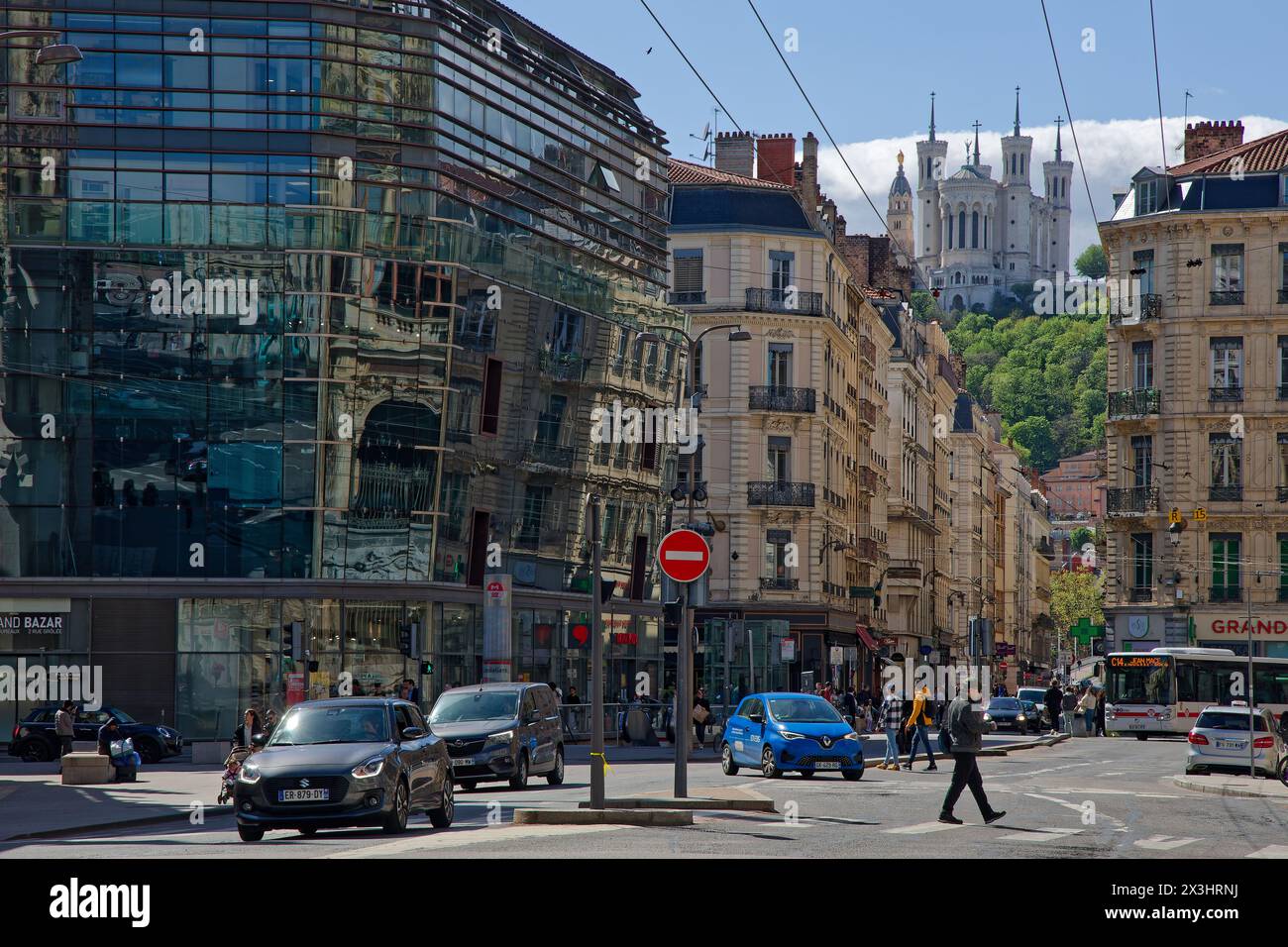 LIONE, FRANCIA, 10 aprile 2024: Centro città e basilica. Lione conquista il primo posto nella classifica delle città di «15 minuti», un concetto caro agli ambientalisti, W Foto Stock