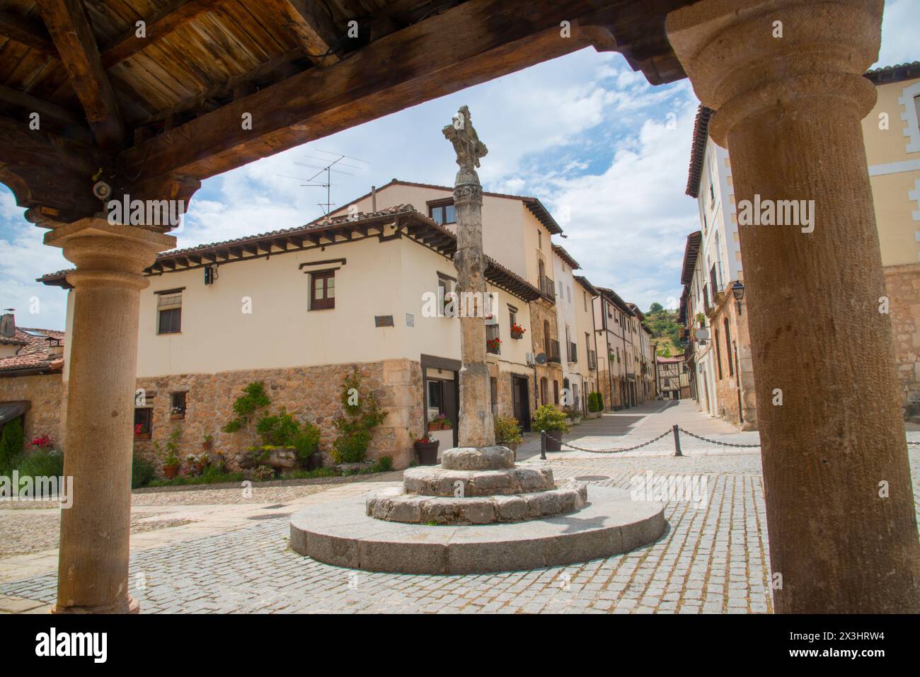 Street. Covarrubias, provincia di Burgos, Castilla Leon, Spagna. Foto Stock