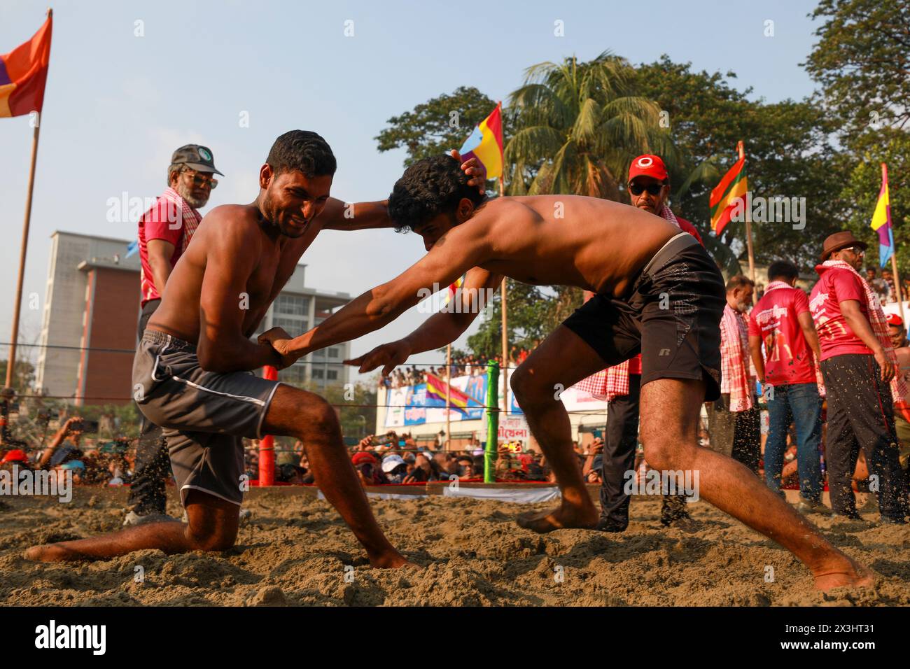 Chittagong, Bangladesh. 25 aprile 2024. Abdul Jabbar, un residente nella zona di Badarpati a Chittagong, ha iniziato questo Boli khela (a Wrestling Competition) Foto Stock