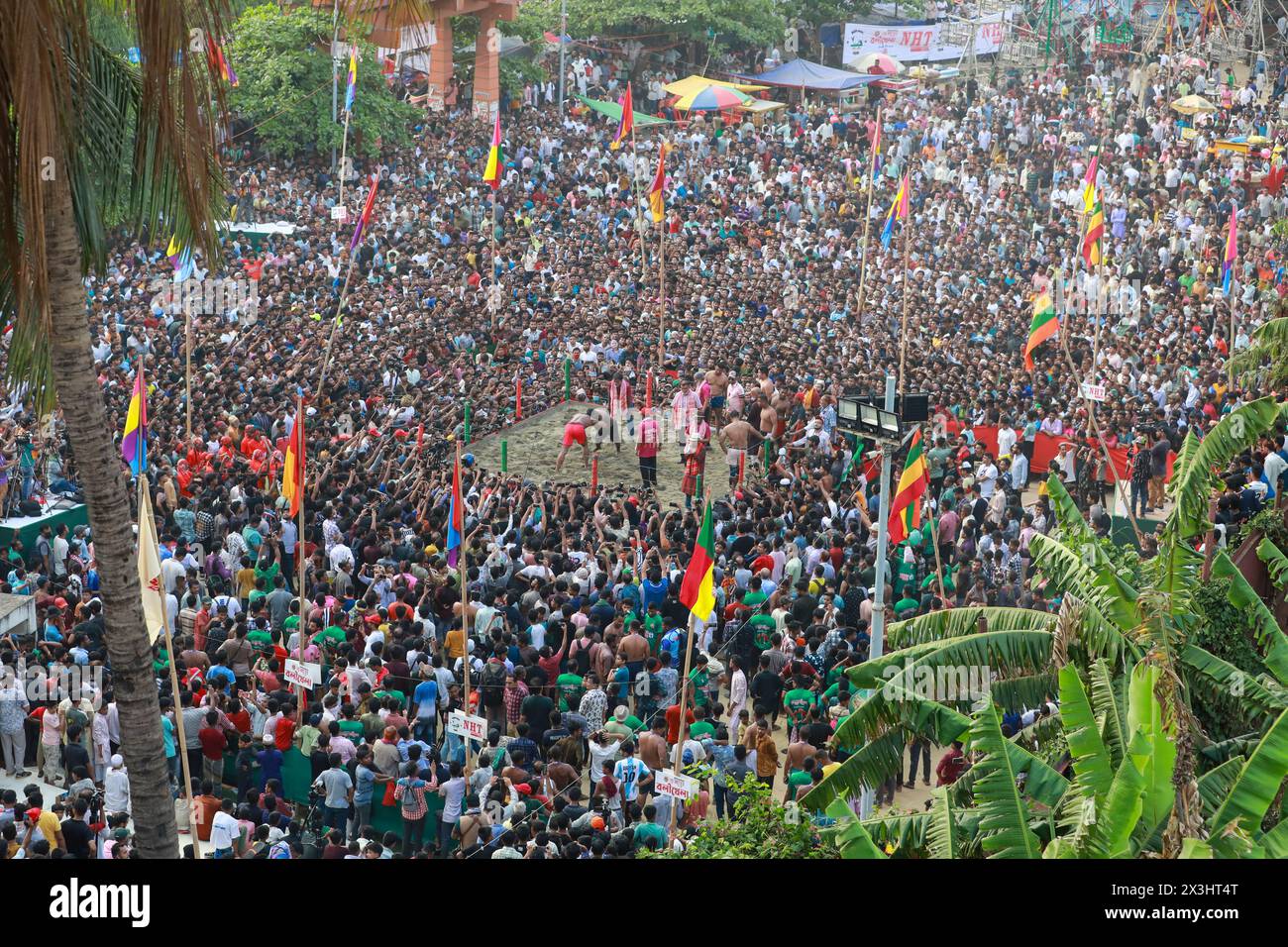 Chittagong, Bangladesh. 25 aprile 2024. Abdul Jabbar, un residente nella zona di Badarpati a Chittagong, ha iniziato questo Boli khela (a Wrestling Competition) Foto Stock