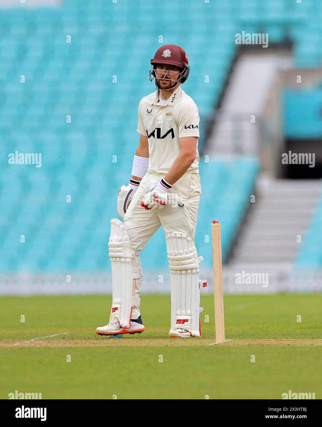 Londra. 27 aprile 2024. Rory Burns (17 Surrey Captain) durante il secondo giorno del match della County Championship Division One tra Surrey e Hampshire al Kia Oval. Crediti: Matthew Starling / Alamy Live News Foto Stock