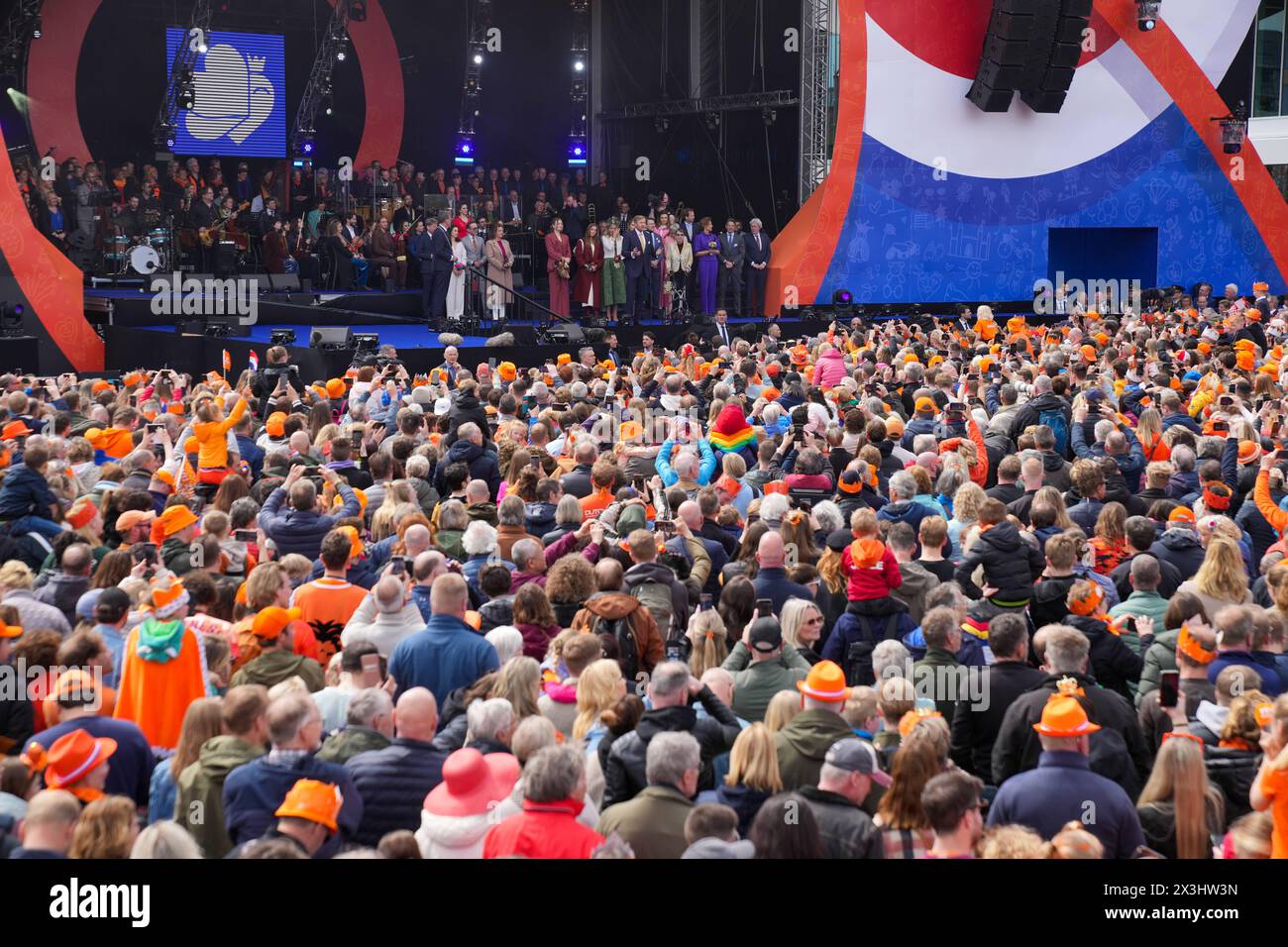 La famiglia reale olandese celebra il Kingsday a EMMEN, PAESI BASSI - APRILE 27: La Principessa Ariana dei Paesi Bassi, la Principessa Amalia dei Paesi Bassi, la Regina Maxima dei Paesi Bassi, il Re Willem-Alexander dei Paesi Bassi e la Principessa Alexia dei Paesi Bassi partecipano alla celebrazione del Kingsday il 27 aprile 2024 a Emmen, Paesi Bassi. Foto di Rene Nijhuis/BSR Agency rn20240427-6402bsr.JPG Emmen Netherlands contenuto non disponibile per la ridistribuzione nei Paesi Bassi direttamente o indirettamente tramite terze parti. Copyright: XBSRxAgencyx Foto Stock