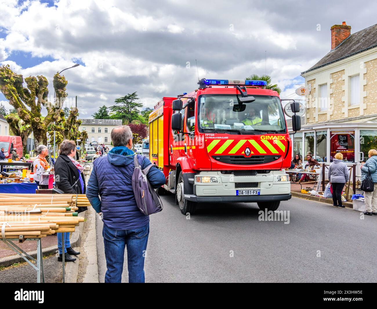 Motore antincendio GIMAEX che guida attraverso strade affollate - Preuilly-sur-Claise, Indre-et-Loire (37), Francia. Foto Stock