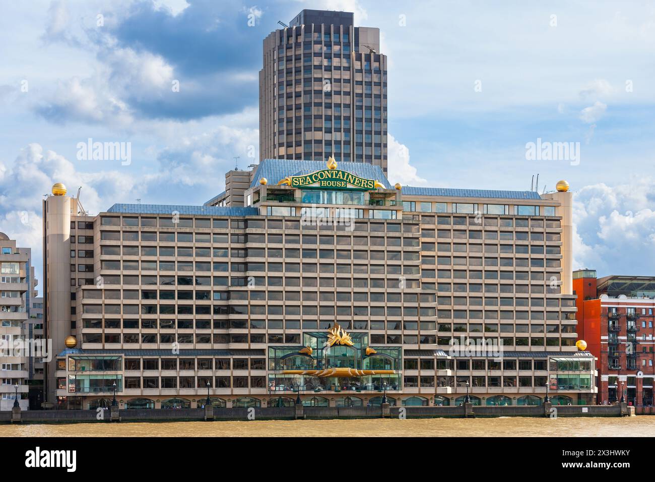 Londra, Regno Unito - 29 giugno 2010: Sea Containers House. Complesso alberghiero di lusso sulla riva sud del Tamigi. Foto Stock