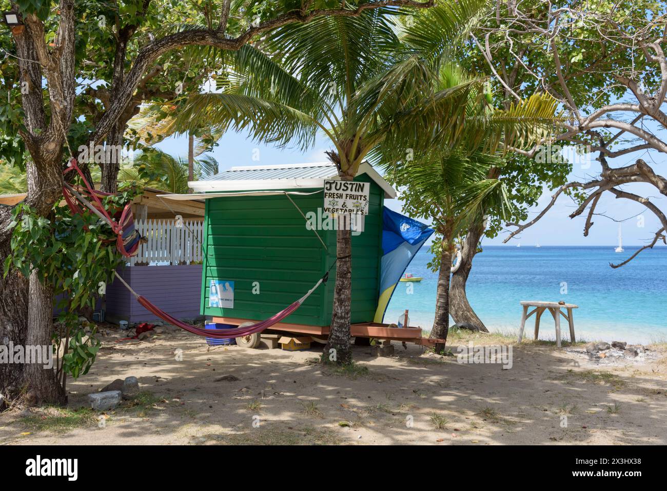 Capanna in legno dipinta sulla spiaggia di Lower Bay, Lower Bay. Bequia Island, St Vincent e Grenadine, Caraibi Foto Stock