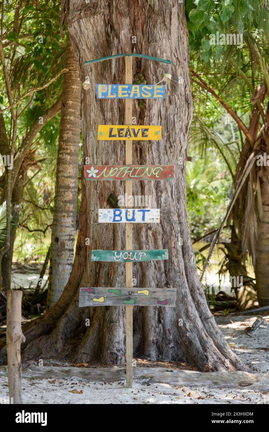 Colorata segnaletica sulla spiaggia di Anse Lazio, sull'isola di Praslin, sulle Seychelles, sull'Oceano Indiano Foto Stock