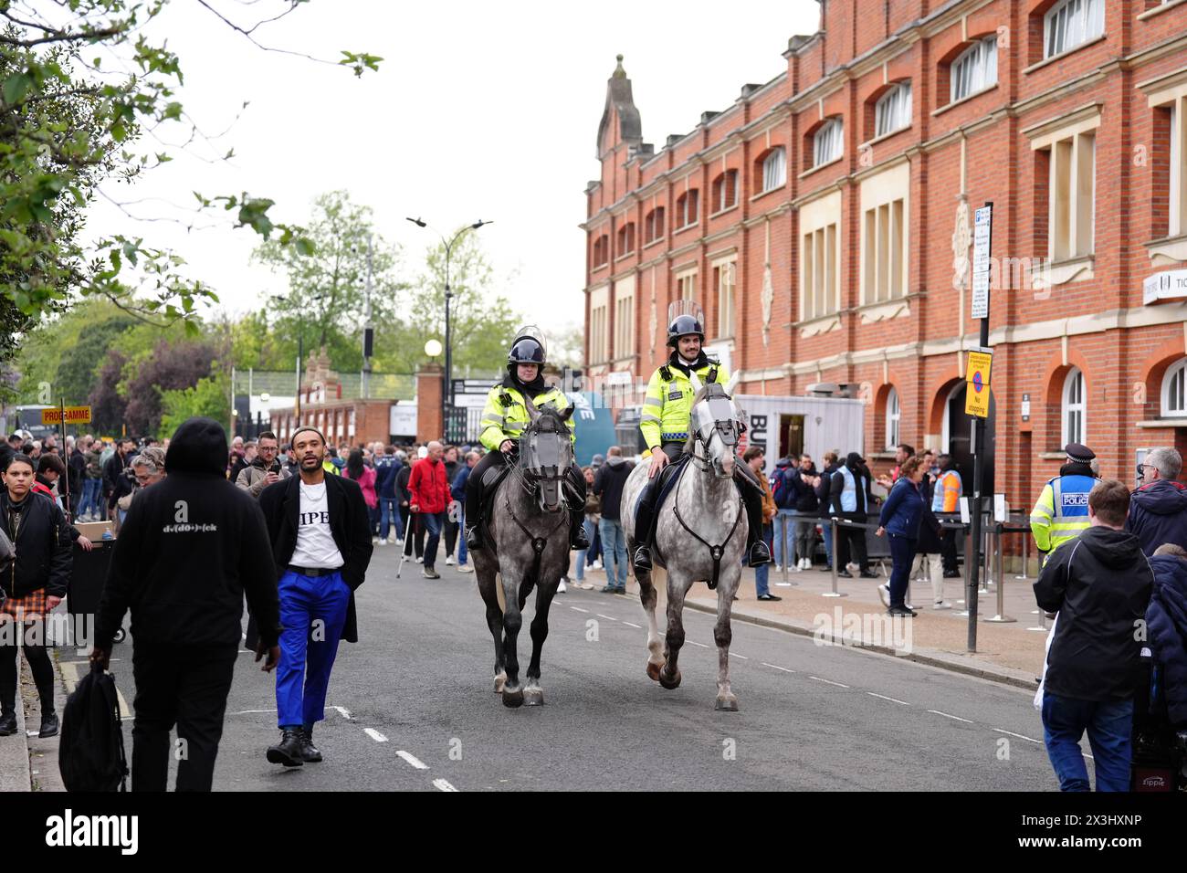 Una presenza della polizia prima della partita di Premier League al Craven Cottage, Londra. Data foto: Sabato 27 aprile 2024. Foto Stock