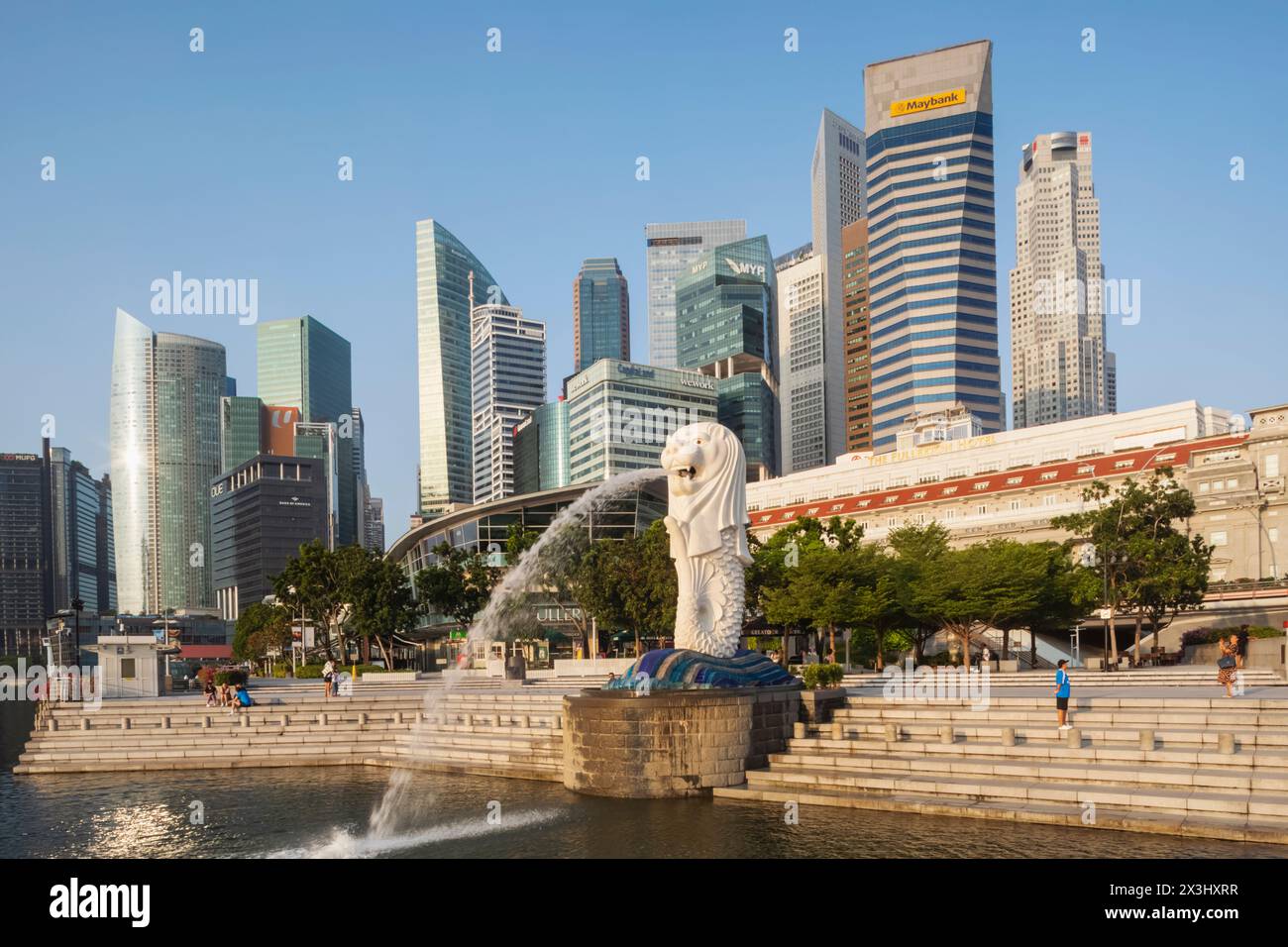 Asia, Singapore, Statua del Merlion e skyline della zona commerciale della città Foto Stock