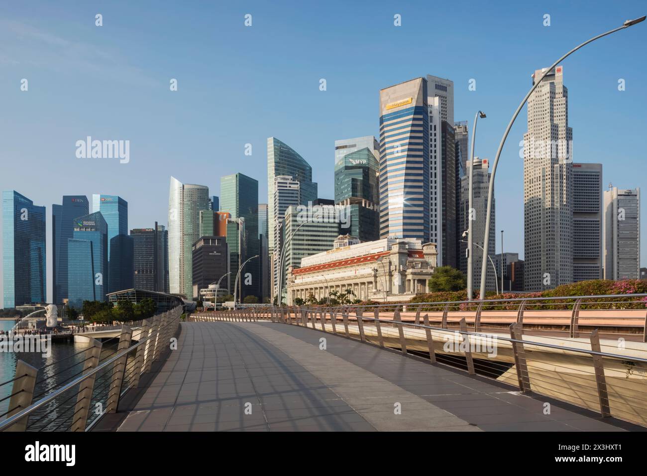 Asia, Singapore, Statua del Merlion e skyline della zona commerciale della città Foto Stock