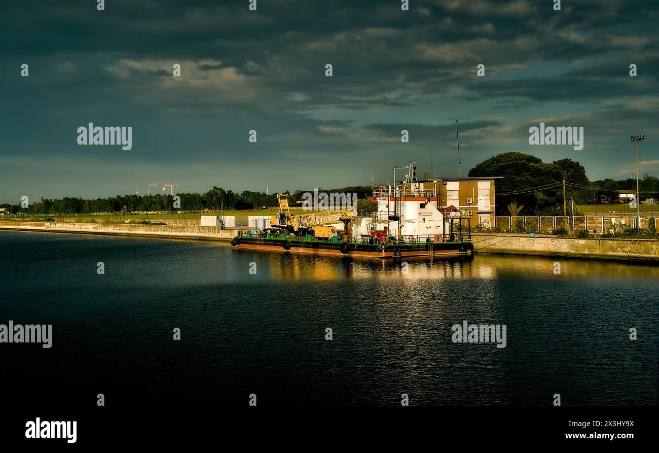 Veduta della zona chimico-industriale del porto di Ravenna, Italia Foto Stock