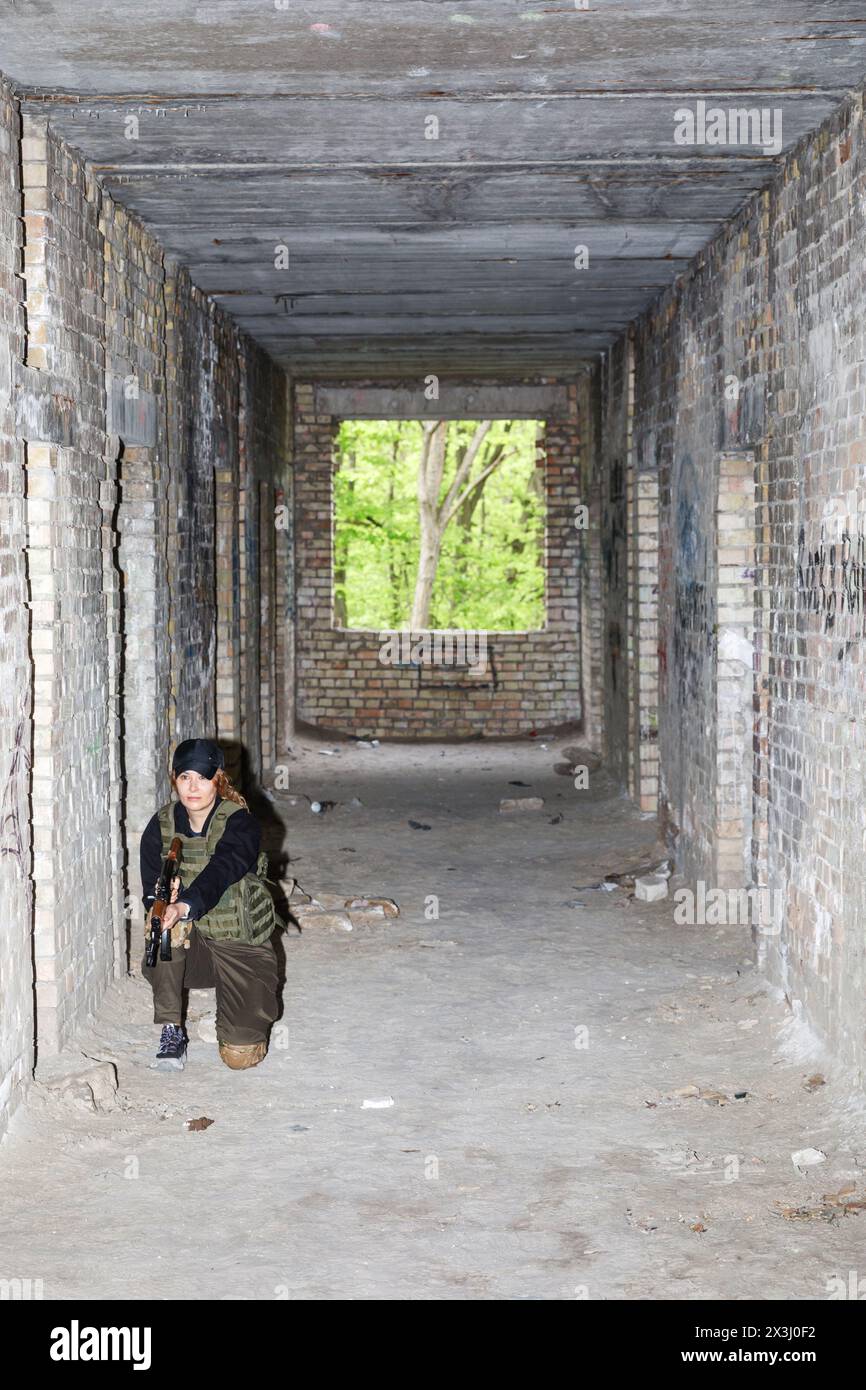 KIEV, UCRAINA - 13 aprile 2024: Donna civile Ucraina pratica con arma durante l'addestramento per le donne focalizzata sull'uso di armi e kit medico di combattimento in mezzo all'invasione russa dell'Ucraina Foto Stock