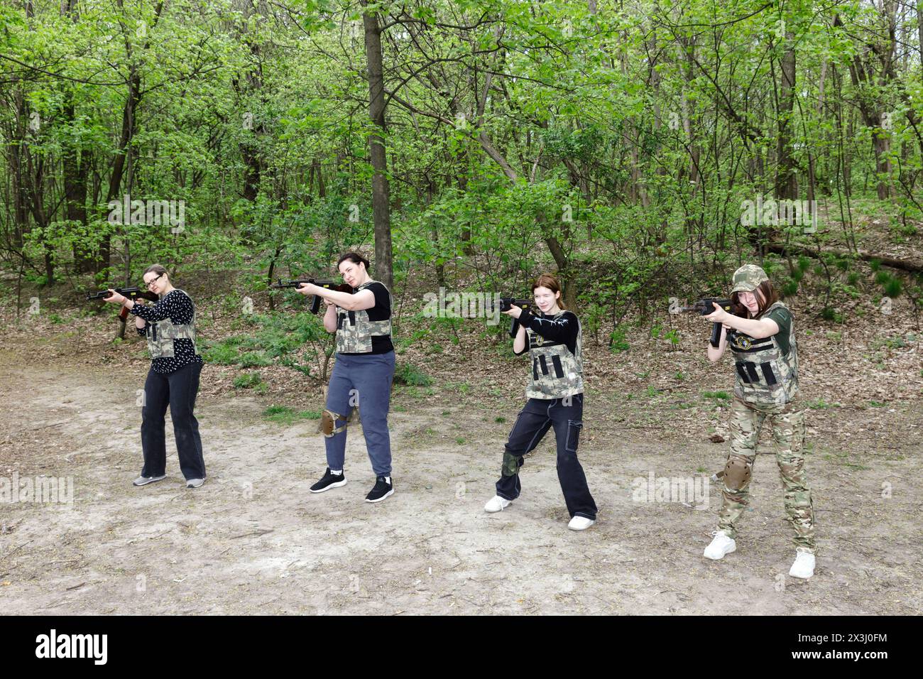 KIEV, UCRAINA - 13 aprile 2024: Le donne civili ucraine praticano con le armi mentre frequentano l'addestramento per le donne incentrate sull'uso di armi e kit medico di combattimento nel mezzo dell'invasione russa dell'Ucraina Foto Stock