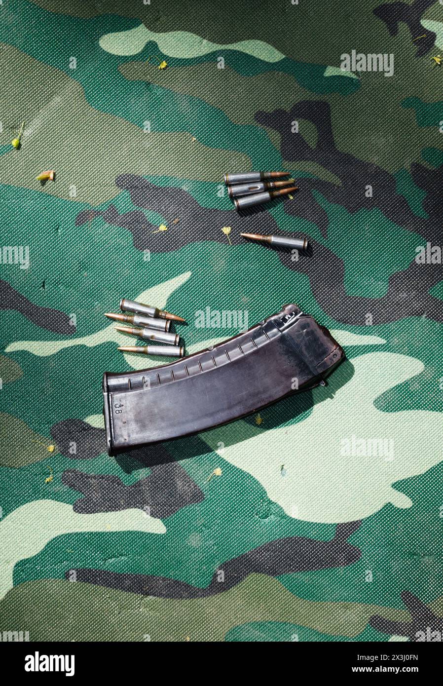 KIEV, UCRAINA - 13 aprile 2024: Proiettili per il fucile d'assalto Kalashnikov sono visti durante l'addestramento incentrato sull'uso di armi e kit medico da combattimento per le donne in mezzo all'invasione russa dell'Ucraina Foto Stock