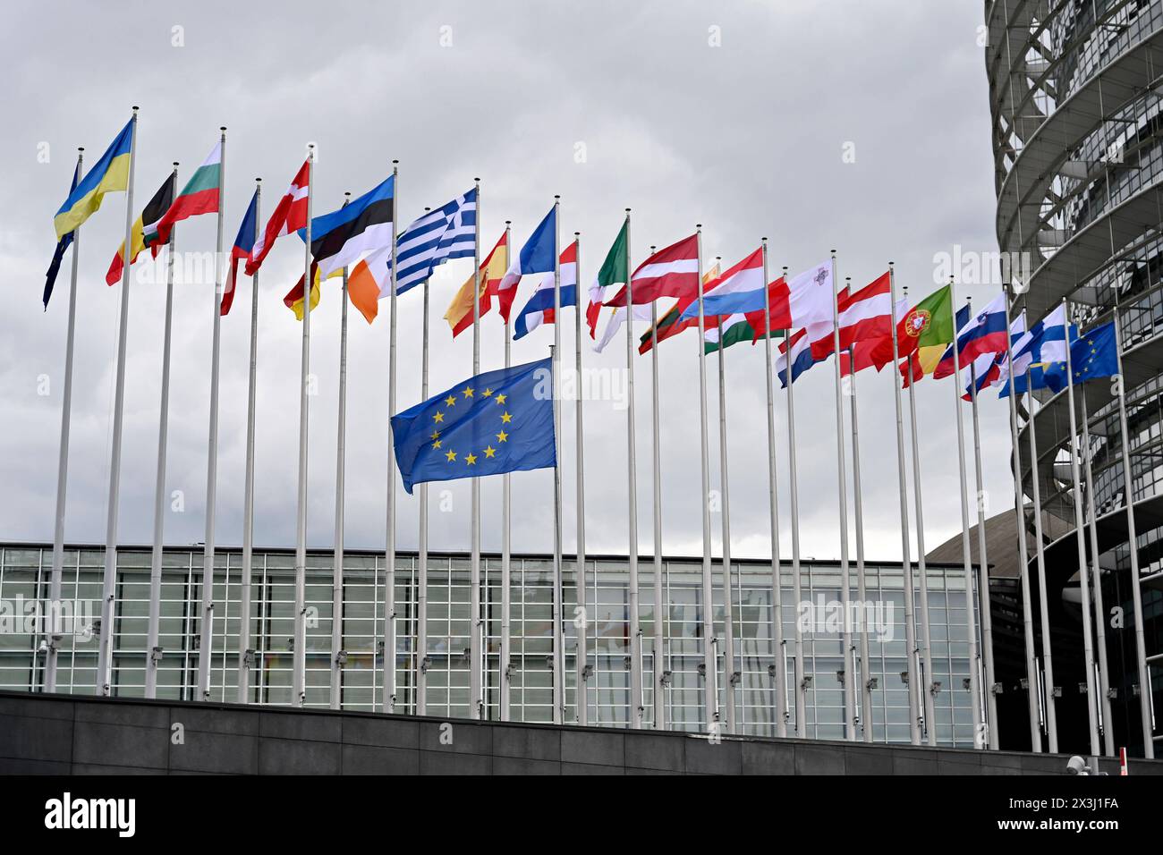 Flaggen der EU-Staaten und der Ukraine sowie die EU-Flagge wehen vor dem EU-Parlament a Straßburg. Straßburg, 25.04.2024 Grand Est Frankreich *** Bandiere degli stati membri dell'UE e dell'Ucraina, nonché la bandiera dell'UE sventolano davanti al Parlamento europeo a Strasburgo, 25 04 2024 Grand Est France Copyright: XDwixAnoraganingrumx Foto Stock