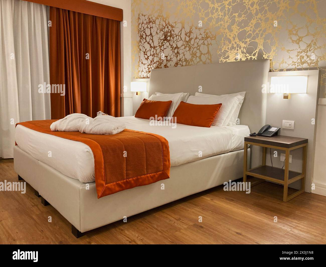 Italia, Roma - 01 aprile 2024: Camera d'albergo Shangri-la Roma by Omnia Foto Stock