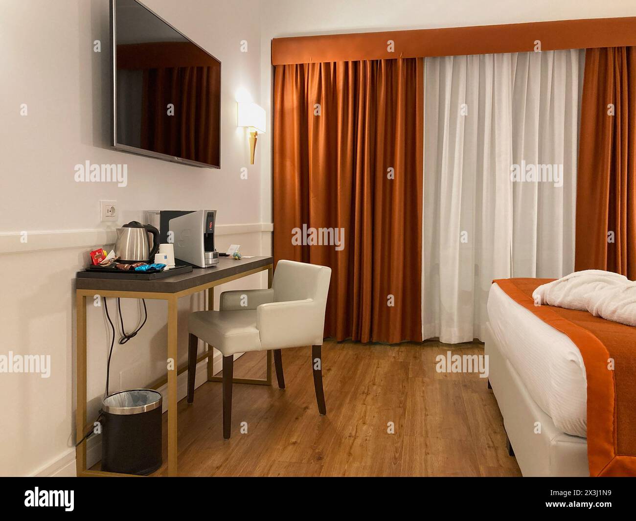 Italia, Roma - 01 aprile 2024: Camera d'albergo Shangri-la Roma by Omnia Foto Stock