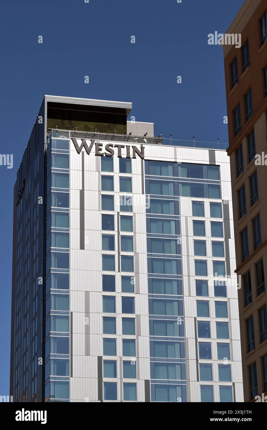 Austin, Texas, Stati Uniti - 8 febbraio 2023: Vista frontale esterna del lussuoso hotel Westin nel centro di Austin Foto Stock