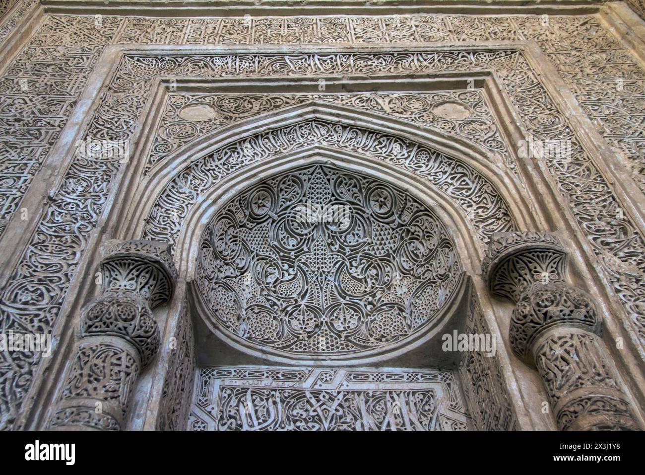 Moschea Sheikh Bastami in Iran con piastrelle elaborate, intagli e calligrafia. Si tratta di un mix di architettura e design mediorientale e persiana Foto Stock