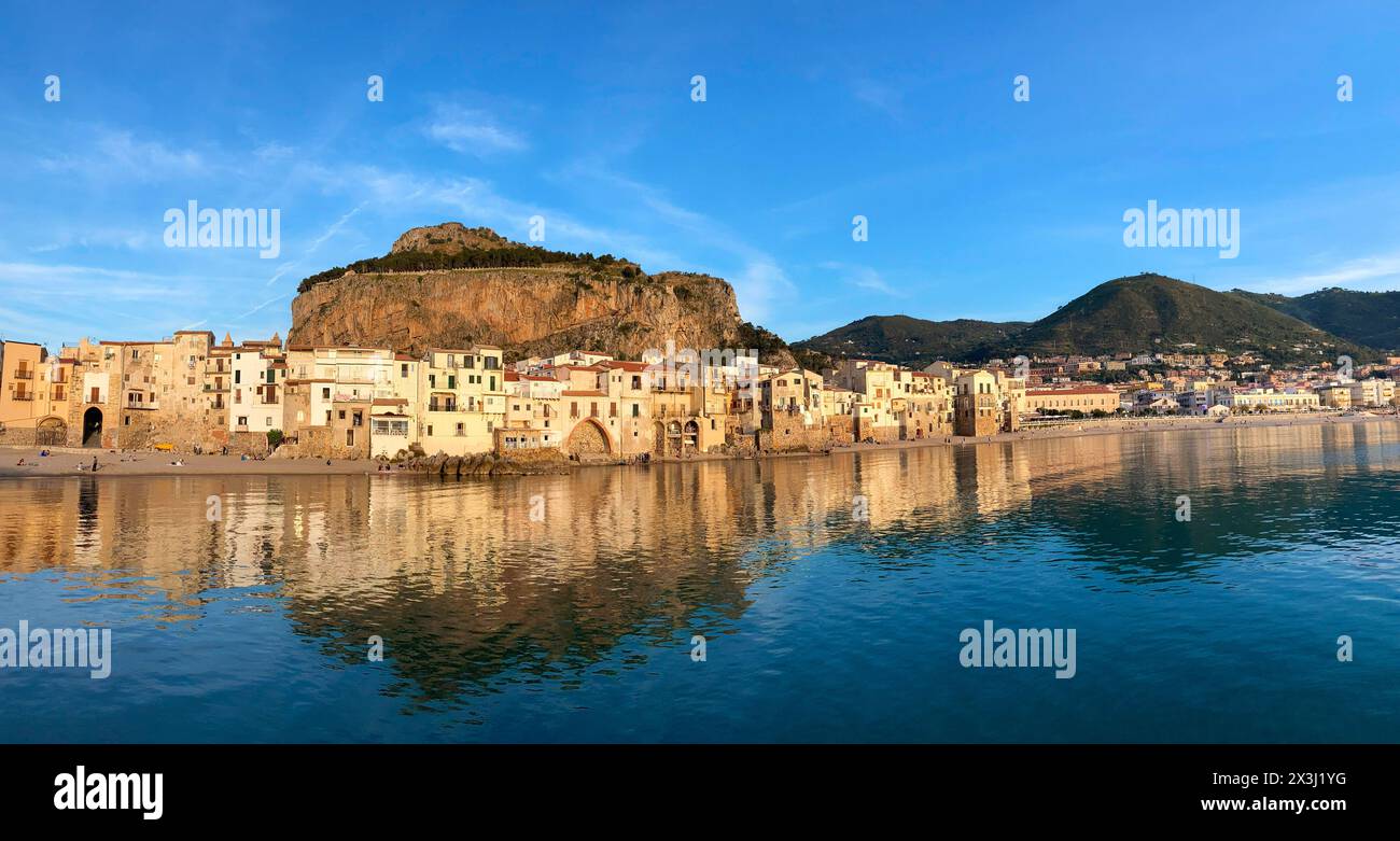 panoramica della città vecchia di Cefalù con spiaggia sullo sfondo della montagna Foto Stock