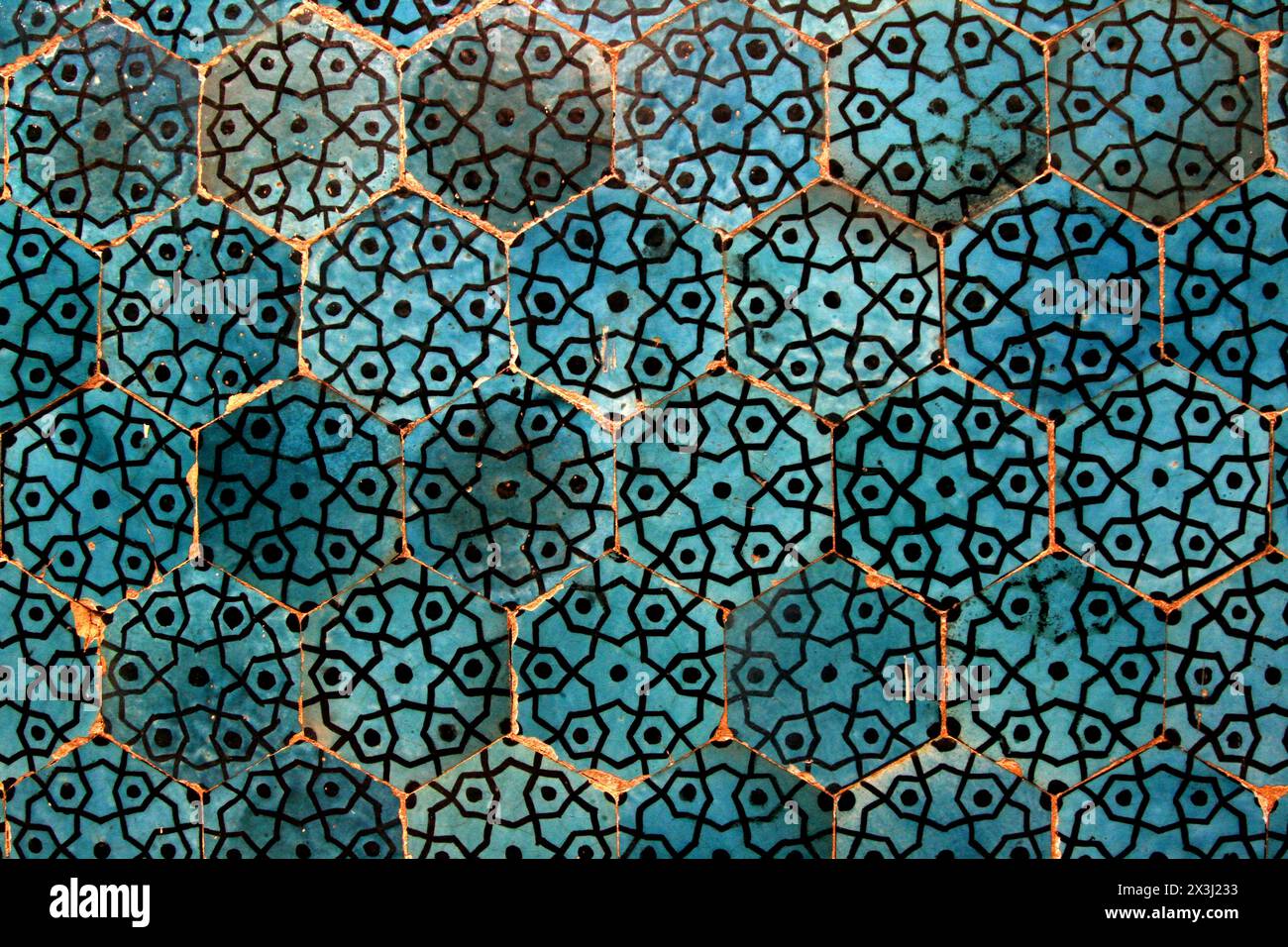Arte islamica delle piastrelle floreali di un muro di moschea in Iran. Questo tipo di modello mediorientale si trova dal Marocco all'asia centrale. Foto Stock