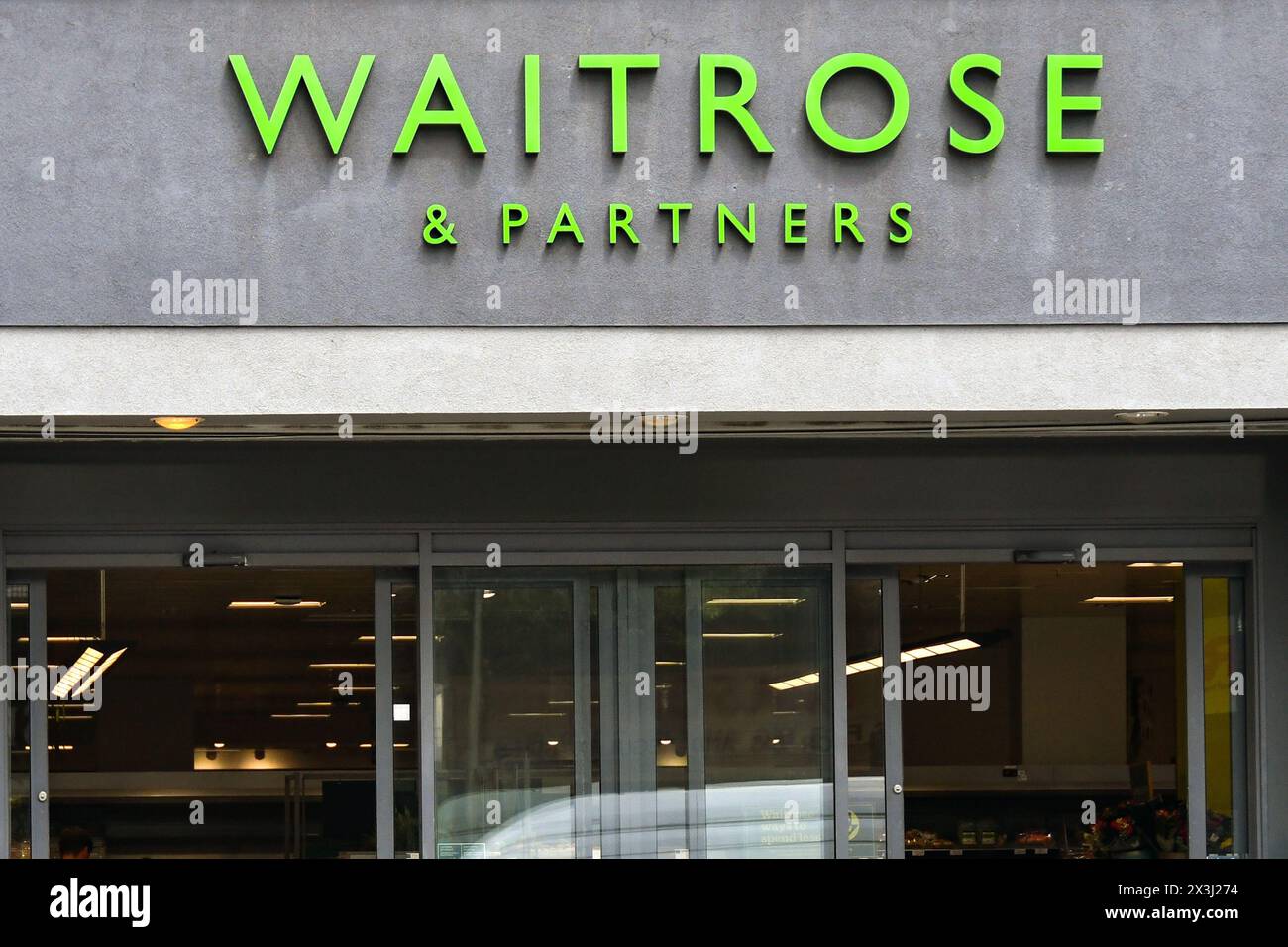 Londra, Inghilterra, Regno Unito - 27 giugno 2023: Ingresso a una filiale del supermercato Waitrose nel centro di Londra Foto Stock