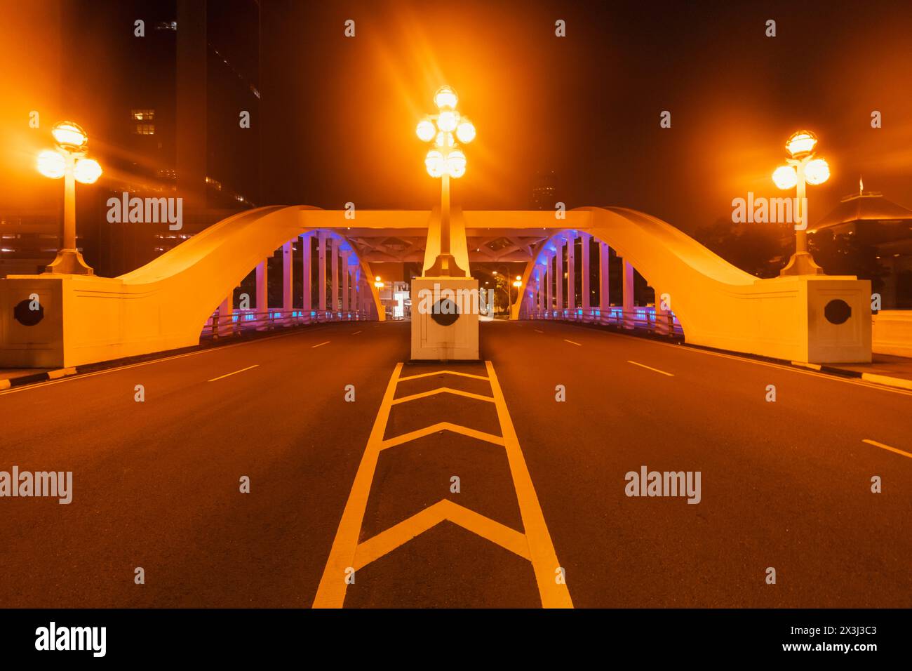 Asia, Singapore, Empty Road e lo storico ponte Elgin illuminato di notte Foto Stock