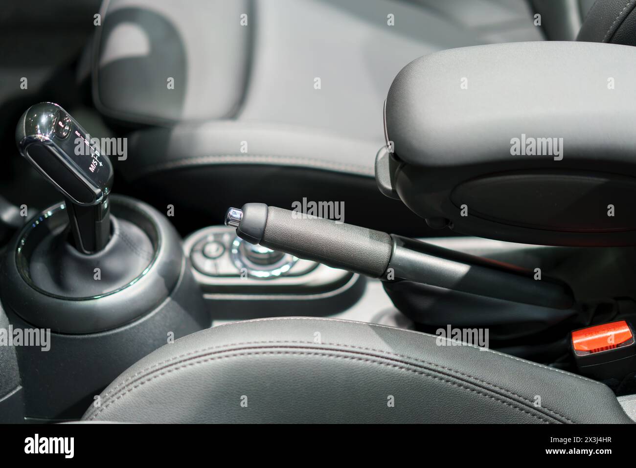 cambio automatico e pulsanti di comando di un'auto moderna. Questa foto dettagliata cattura la precisione ingegneristica e il design ergonomico, mettendo in risalto l'intuito Foto Stock