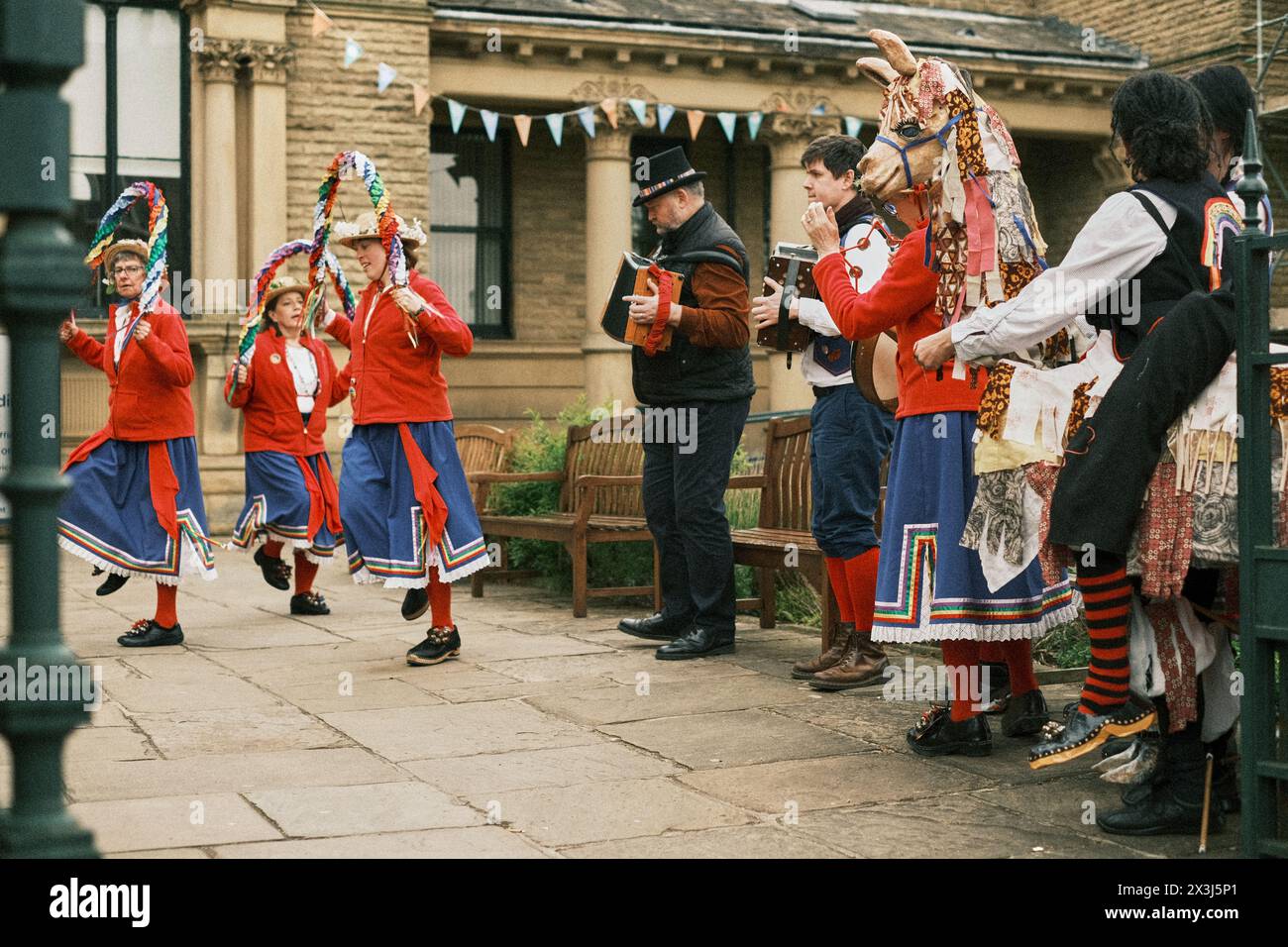 I ballerini di Morris ballano con un tamburo e una fisarmonica nella giornata del patrimonio mondiale dell'umanità a Saltaire, Yorkshire. Foto Stock
