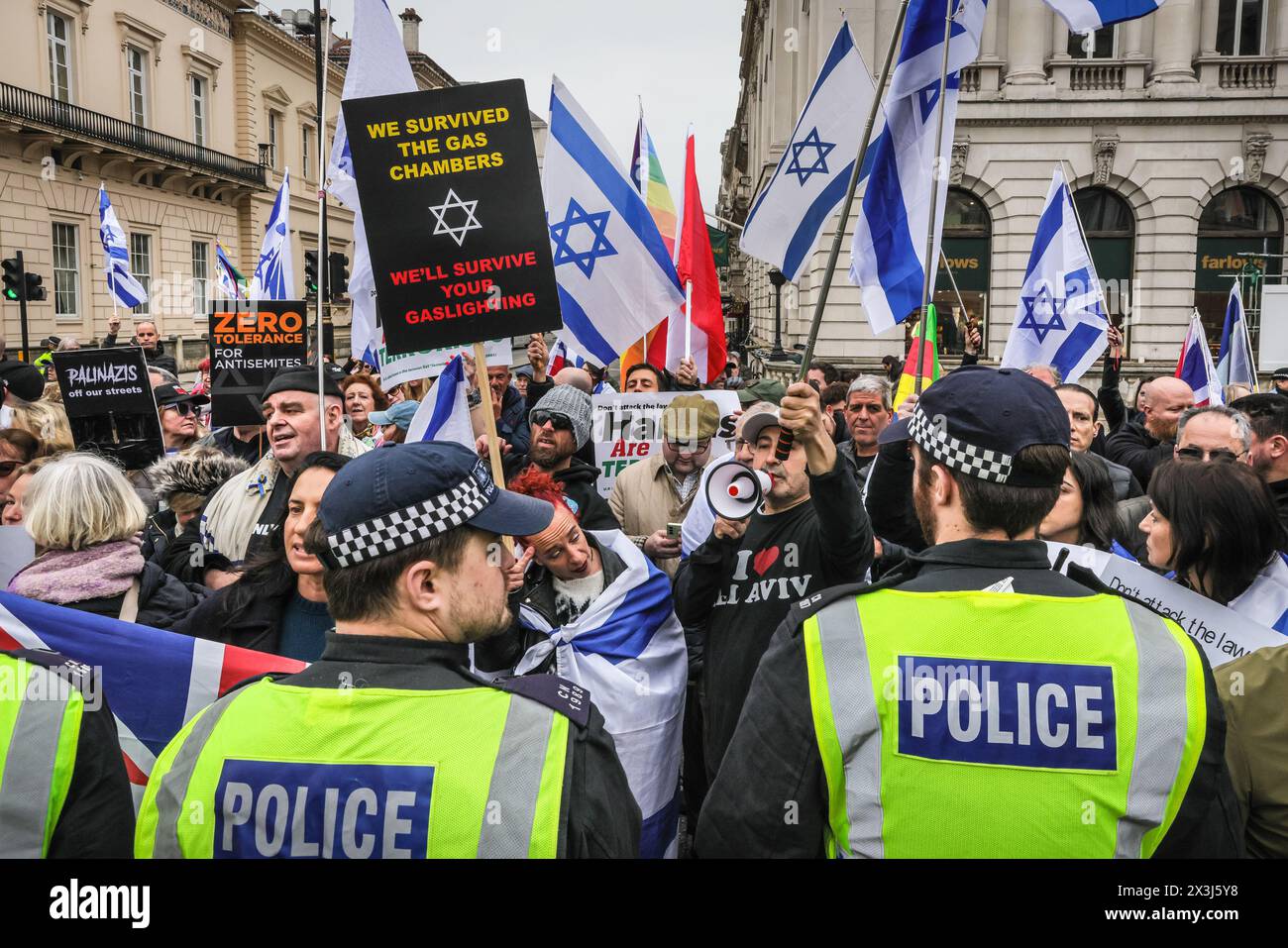 Londra, Regno Unito. 27 aprile 2024. Manifestanti nella protesta statica pro-Israele su Pall mal. I partecipanti alla "marcia nazionale per la Palestina e alla chiamata per Una marcia permanente di protesta per il cessate il fuoco da Parliament Square attraverso il centro di Londra a Hyde Park, mentre i manifestanti del "Counter the Hate" si radunano all'angolo di Pall Mall. Entrambe le parti sono separate da barriere e da una presenza di polizia. Crediti: Imageplotter/Alamy Live News Foto Stock