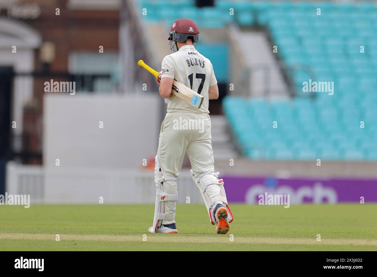 Londra. 27 aprile 2024. Rory Burns (17 Surrey Captain) fu colto da Brad Wheal (58 Hampshire) per 113 punti durante il secondo giorno del County Championship Division One match tra Surrey e Hampshire al Kia Oval. Crediti: Matthew Starling / Alamy Live News Foto Stock