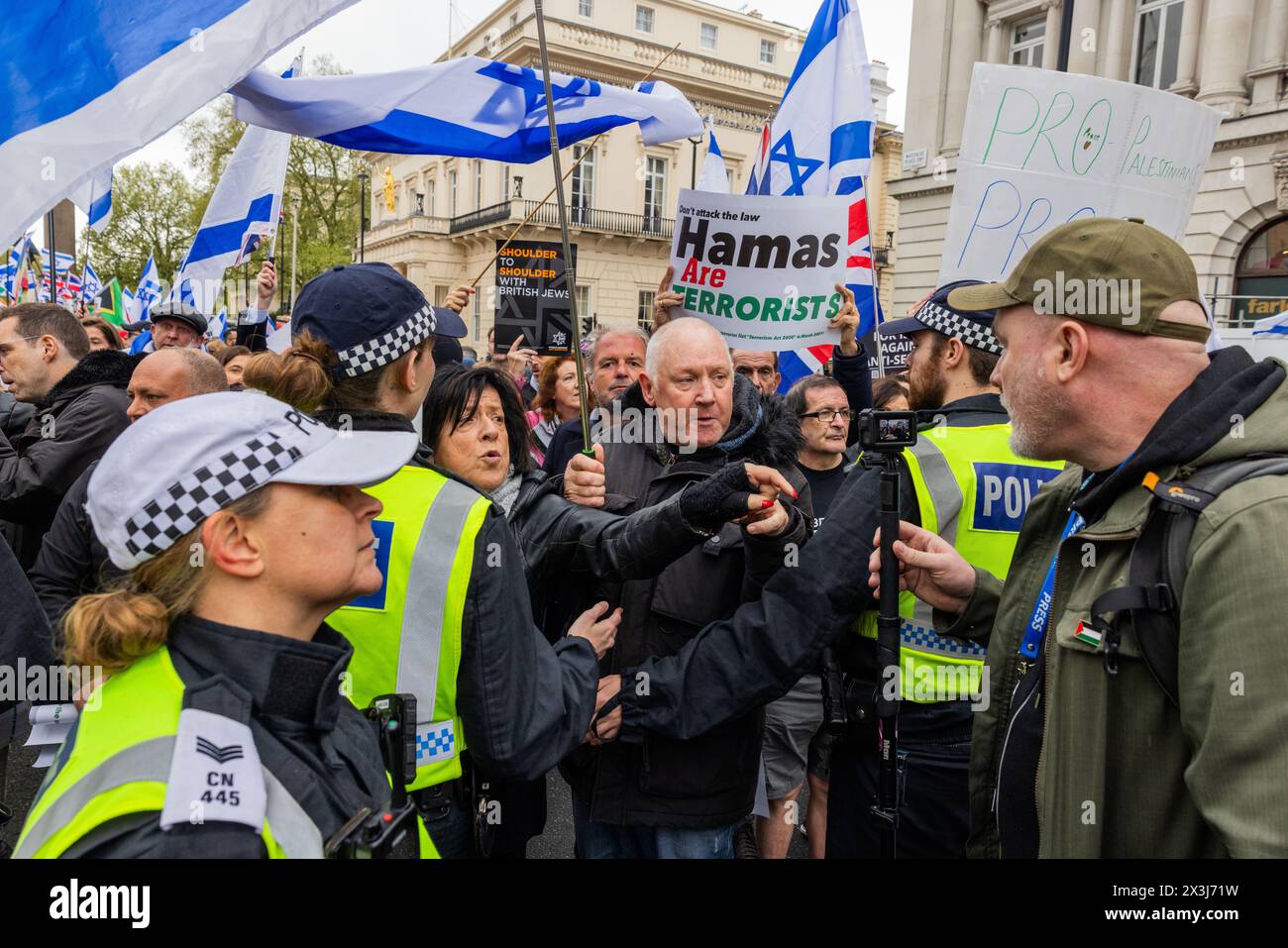 Londra, Regno Unito. 27 APR, 2024. I manifestanti pro israeliani entrano in una disputa con un membro della stampa mentre passa la marcia di Londra per la Palestina. Credito Milo Chandler/Alamy Live News Foto Stock