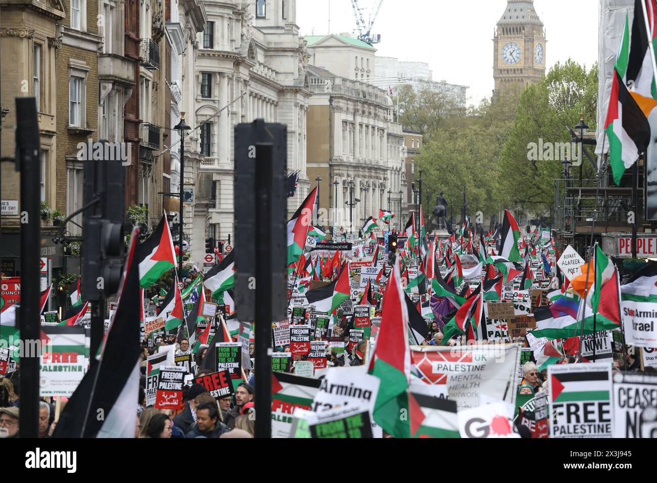 Londra, Regno Unito. 27 aprile 2024. Decine di migliaia di persone si sono rivelate proteste e hanno chiesto l'armatura di Israele e il cessate il fuoco nella guerra Hamas-Israele. Kristian Buus / Alamy Live News Foto Stock