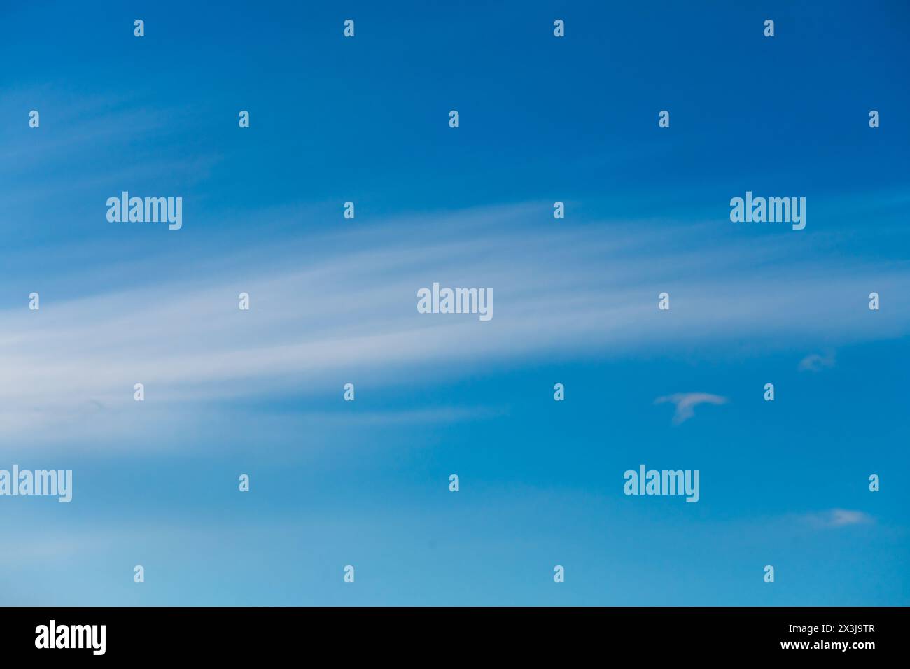 Cielo con cirrus, nuvole di stratus, sfondo naturale, paesaggio celeste, sfondo cielo Foto Stock