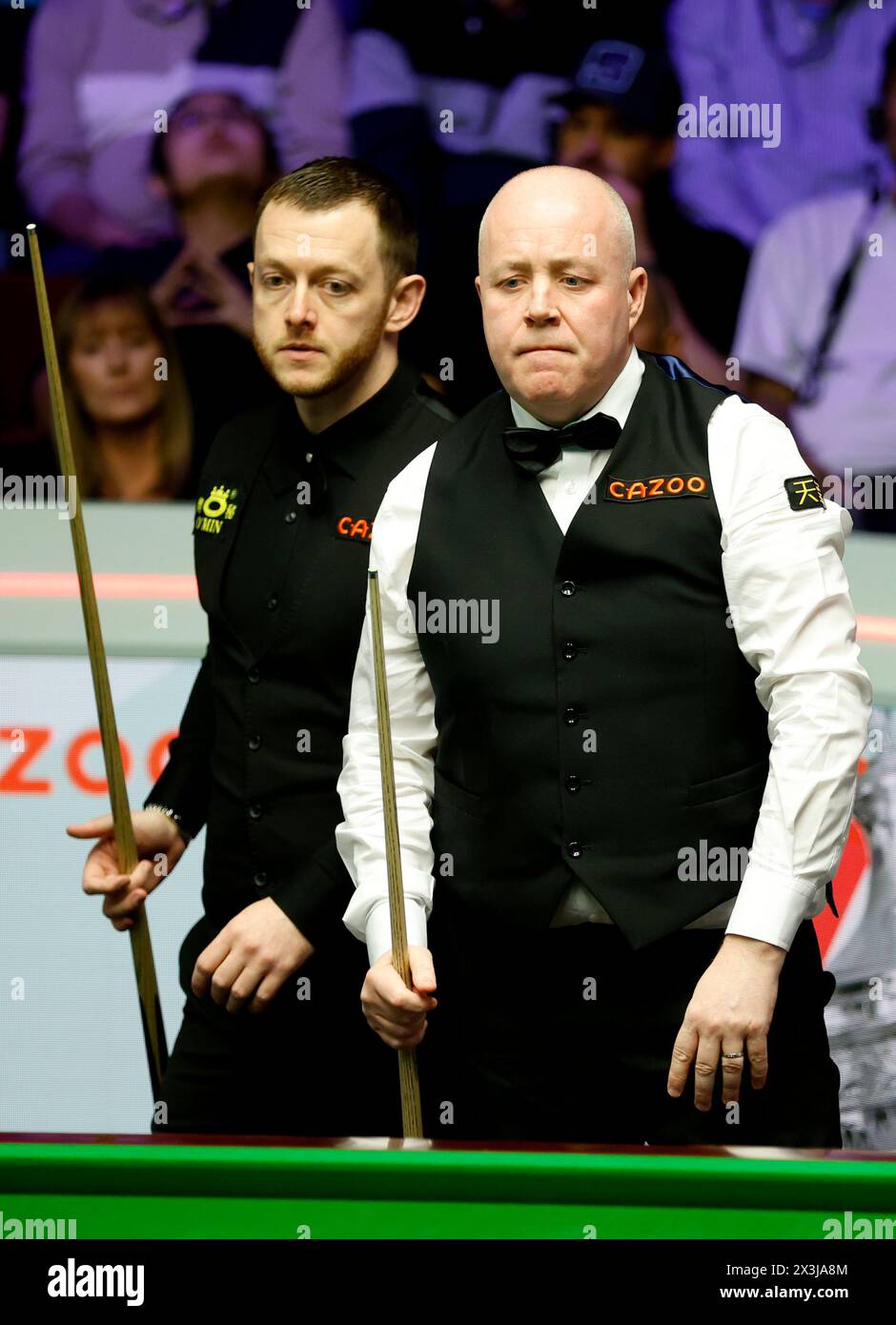 Mark Allen e John Higgins l'ottavo giorno del Cazoo World Snooker Championship 2024 al Crucible Theatre di Sheffield. Data foto: Sabato 27 aprile 2024. Foto Stock