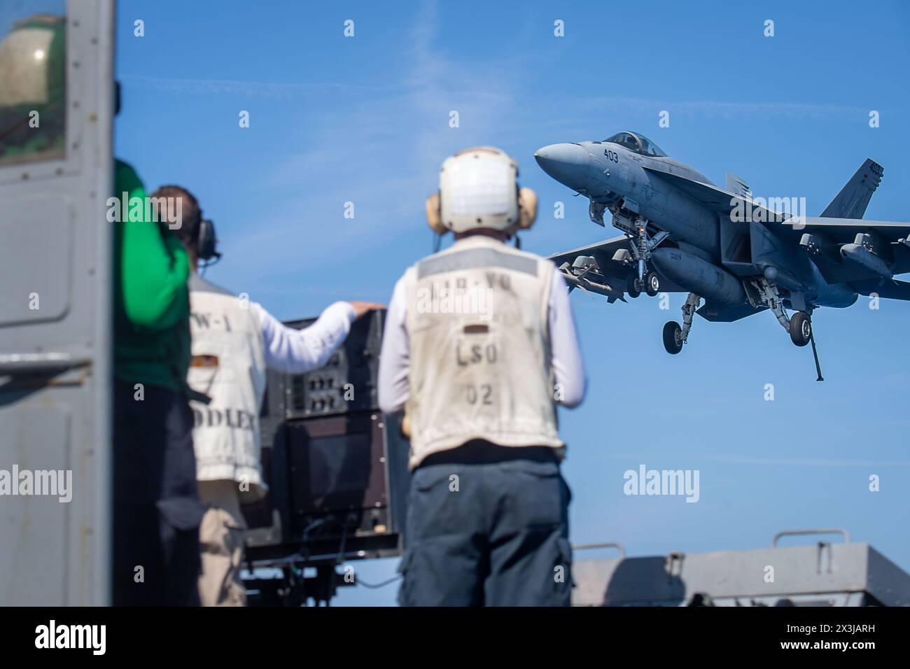 USS Harry S Truman, Stati Uniti. 24 aprile 2024. I marinai della US Navy osservano un F/A-18E Super Hornet, attaccato al Knighthawks of Strike Fighter Squadron 136 Approach per un atterraggio arrestato sul ponte di volo della portaerei classe Nimitz USS Harry S. Truman in corso di operazioni di routine, il 24 aprile 2024, sull'Oceano Atlantico. Crediti: MC2 Matthew Nass/US Navy Photo/Alamy Live News Foto Stock