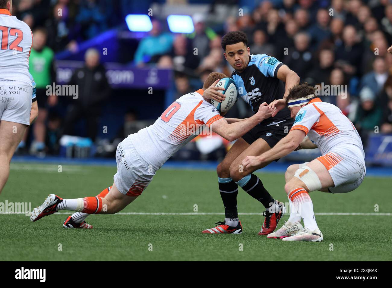 Cardiff, Regno Unito. 27 aprile 2024. Ben Thomas del Cardiff rugby e' stato affrontato. United Rugby Championship, Cardiff Rugby contro Edinburgh Rugby al Cardiff Arms Park di Cardiff, Galles, sabato 27 aprile 2024. foto di Andrew Orchard/Andrew Orchard fotografia sportiva/Alamy Live news crediti: Andrew Orchard fotografia sportiva/Alamy Live News Foto Stock